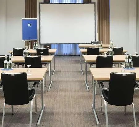 Nh Frankfurt Airport West Hotell 4*