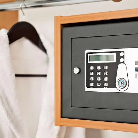 Nh Frankfurt Airport West 4*